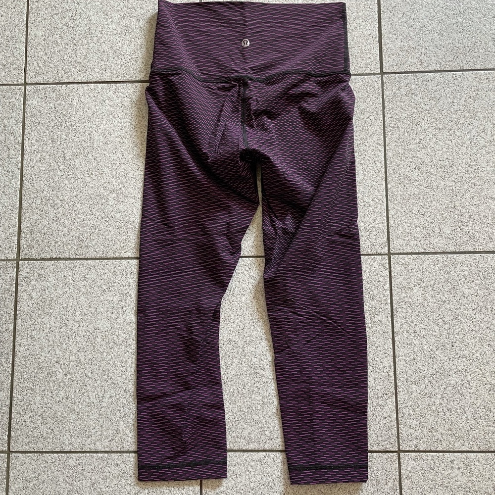 *RARE* WUNDERUNDER CROP - SIZE 6
